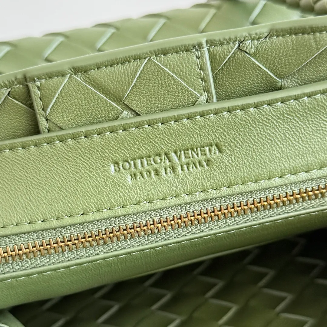 The 2023 new Andiamo batch 1860BV is shipped‼ ️Really popular🔥The new Andiamo woven handbag launched by Bottega Veneta this season is really popular all over the world! ! Celebrities at home and abroad have worn it, and Oscar-winning actress Michelle Yeoh has taken it out on the street. Song Jia, Trai Yara, Yu Feihong, Sanji Ayaka, Rosie Hunting-Whiteley, Yoshioka Riho, etc. have all picked up this bag. It is classic and versatile, showing off its temperament, and the bag capacity is also large, which is very convenient for daily commuting! ! A variety of carrying methods, the shoulder straps can be adjusted by yourself, the original lambskin feels soft and delicate, and the unisex style breaks gender boundaries and brings a more practical and longer-lasting use experience. Andiamo, which has both elegant and casual styles, perfectly interprets the true appearance of "fashionable old money style". Style number: 743568 Size: 25*22*10.5cm